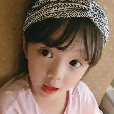 一个小女孩拿着手机的头像,网上很火的小女孩头像-图片大观-奇异网
