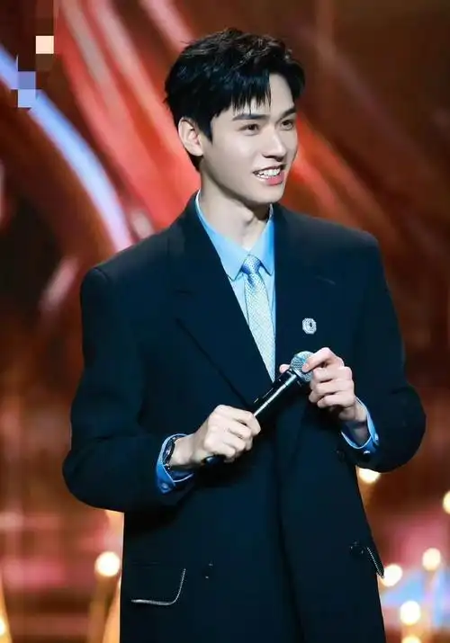 龚俊个头儿不小,站在人群里相当显眼,身高达到了186cm,这次排在了第12