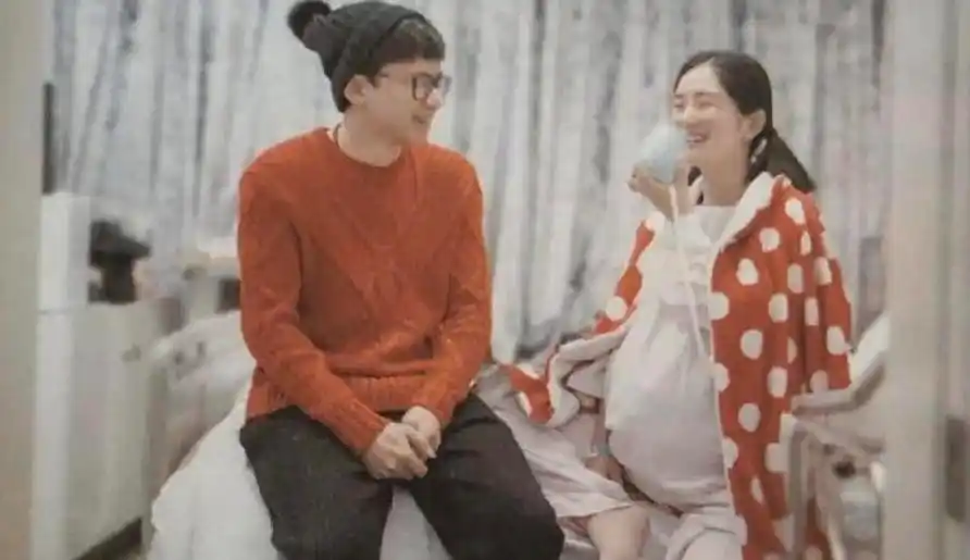 谢娜首晒生产照片,穿睡衣挺超大孕肚都不影响美,扎双马尾像少女