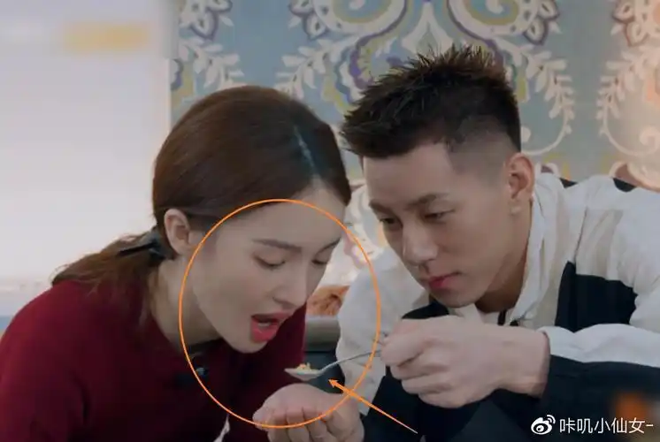 卡斯柏和金晨发展也太快了吧互相喂食不算啥手放的位置厉害了