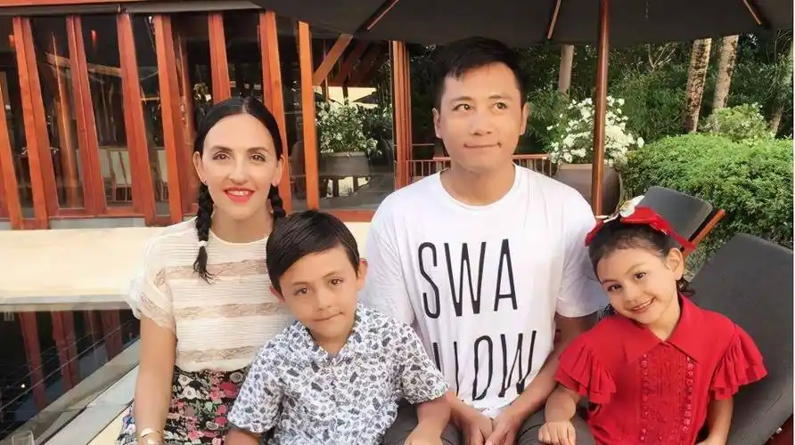 刘烨儿女近照曝光,10岁诺一帅气,霓娜笑容灿烂,十足的欧美范_混血儿