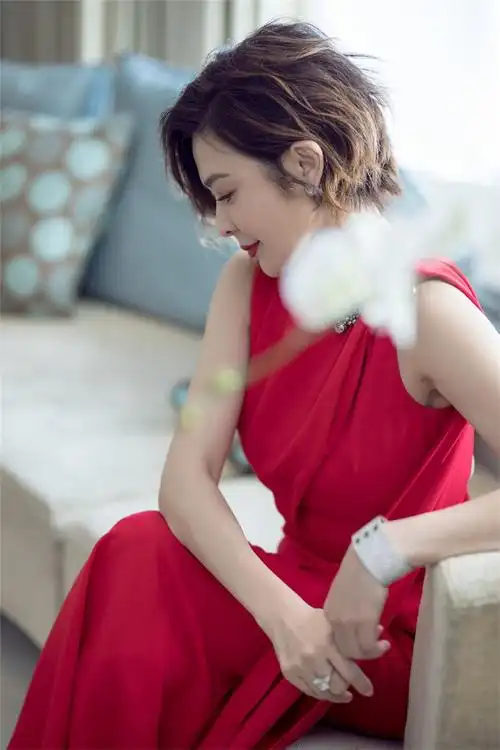 关之琳风采依旧身姿曼妙,一袭翩跹红裙惊艳跨界人物红毯