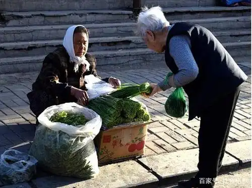 南方大妈在东北买菜,想买芹菜,却被小贩拒绝:你在逗我吗?