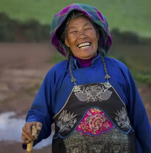 幸福生活 2017-11-14 19:11:59 摄于云南红土地,哈尼族老人开怀大笑