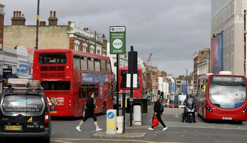 10月26日,车辆在英国伦敦街道上行驶.(新华社记者李颖摄)