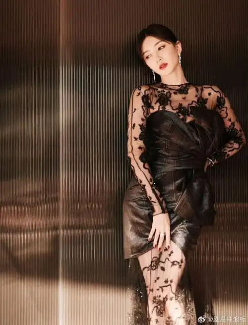 江疏影出发巴黎时装周##江疏影脚底有星星