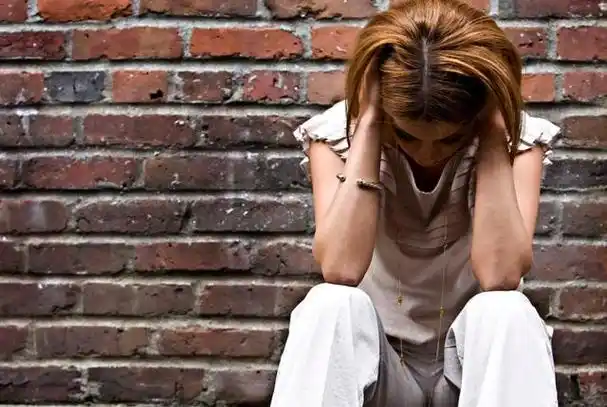 这些经历会对我们的心情和态度产生影响,让我们变得沮丧,焦虑,甚至有