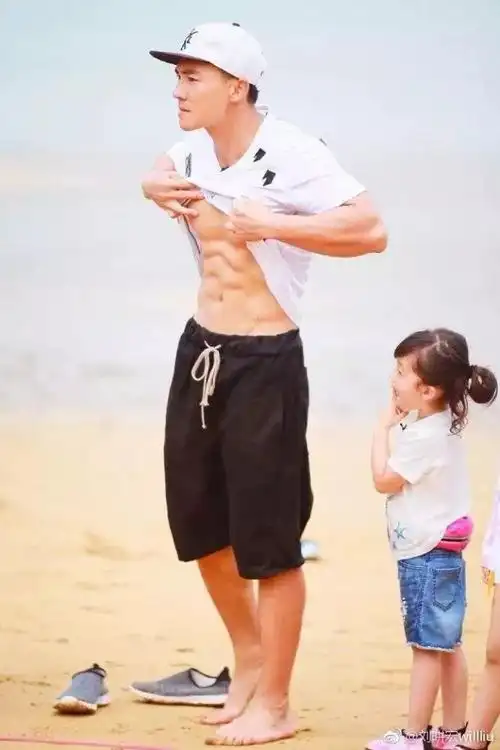 带周董彭于晏练出八块腹肌,时薪10万仍一练难求,他才是真正的"