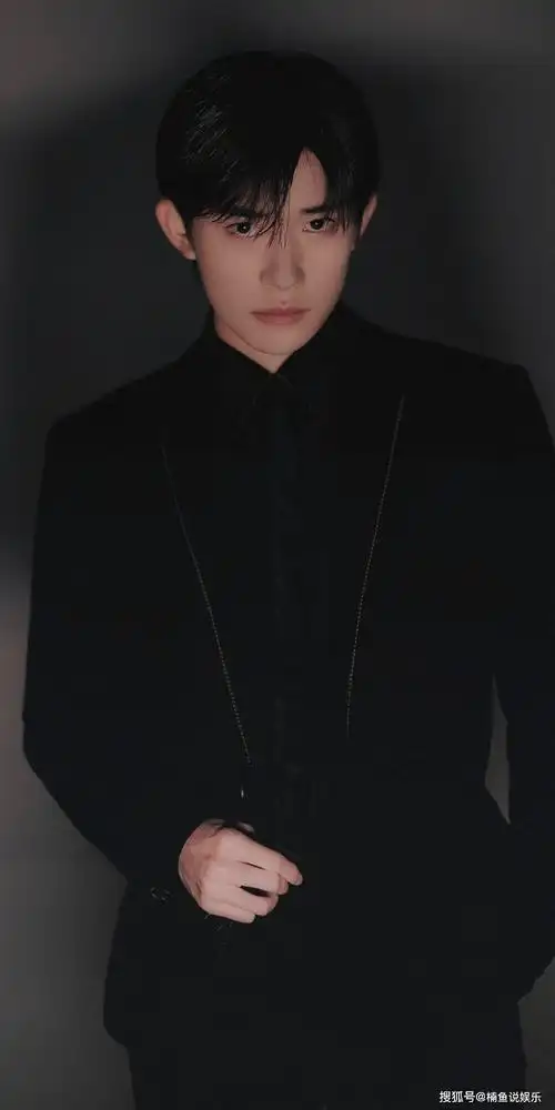 平时不管是拍写真也好,登上杂志封面也罢,易烊千玺特别适合黑白滤镜