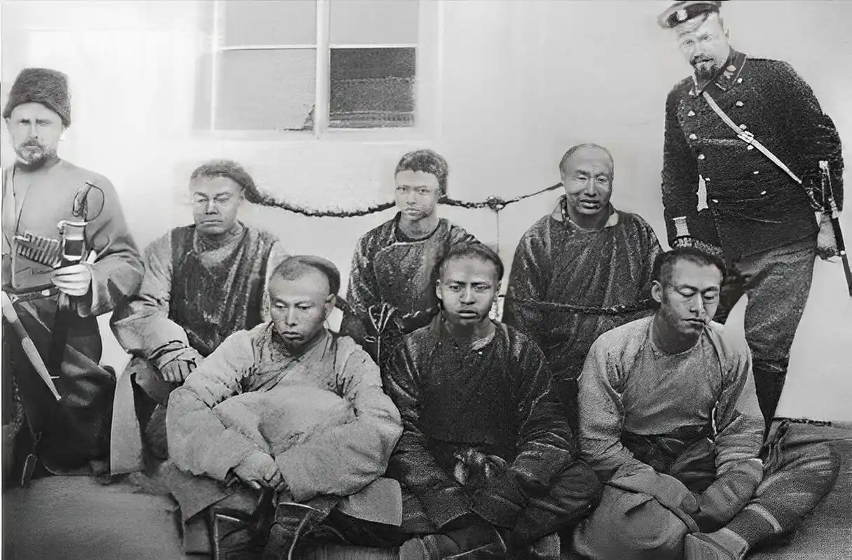 三张照片揭露了八国联军的暴行,他们用铁链拴住男人走在街上游行,这