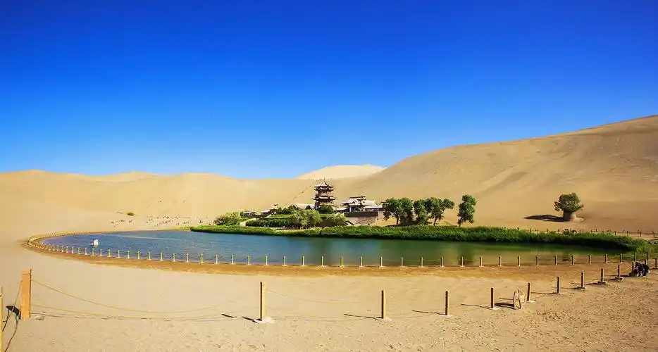 《月牙泉》摄影:荣誉(青岛)