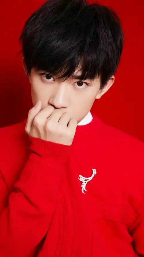 易烊千玺红色毛衣帅气写真