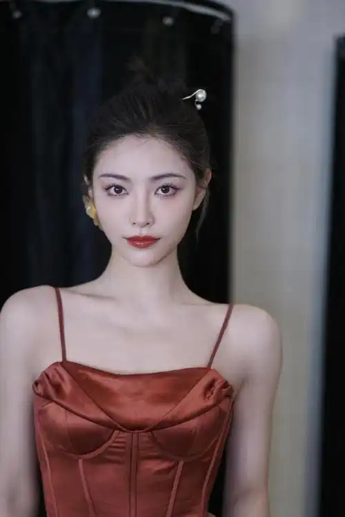 新锐女星许佳琪晒写真大冷天敢穿露肩装肌肤雪白眉目如画