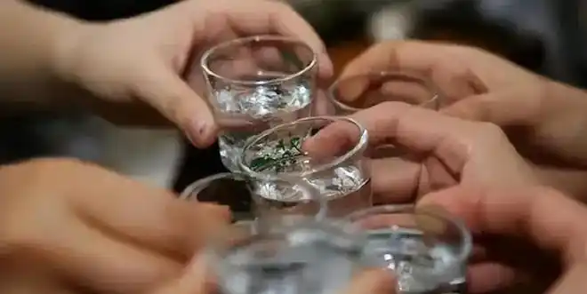 关于倒酒的4大学问,你知道多少?|酒杯|杯子|酒壶_网易订阅