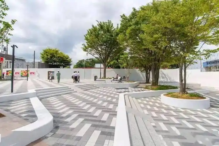 sed新西林广场上各色材料进行混铺点,线,块等图案形状自由式排列釉祆