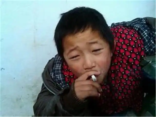 还记得那个2岁抽烟成瘾,一天抽40根的小男孩吗?现状让人唏嘘