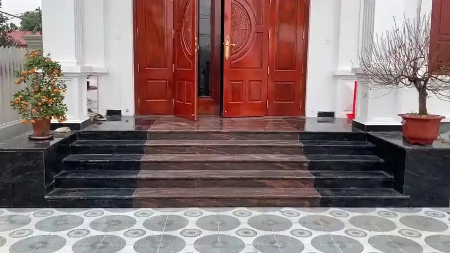 越南农村自建房室外入口台阶粘贴瓷砖的过程.