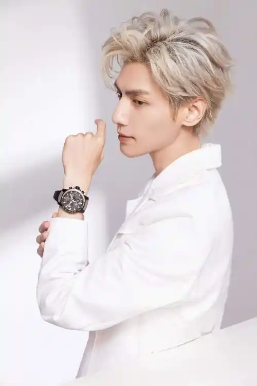 天梭全球形象代言人罗云熙佩戴品牌速敢系列计时码表2