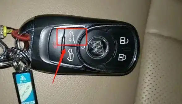 2,后备箱开启功能:按一下钥匙上的后备箱开启按键,后备箱会自动打开.