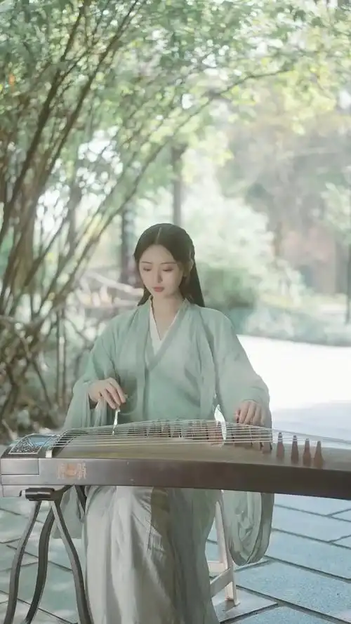 中国传统文化仙气飘飘汉服美女空灵悦耳古筝拨动心弦