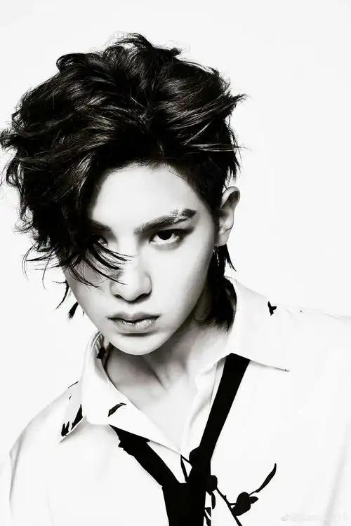 黄明昊酷黑色系爱豆