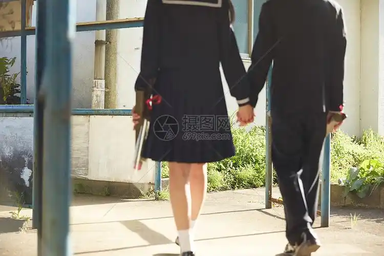 高清照片下载,该高清照片标题为手牵手的校服情侣背影,编号:502096325