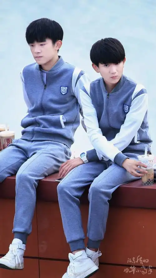 易烊千玺送王源花篮