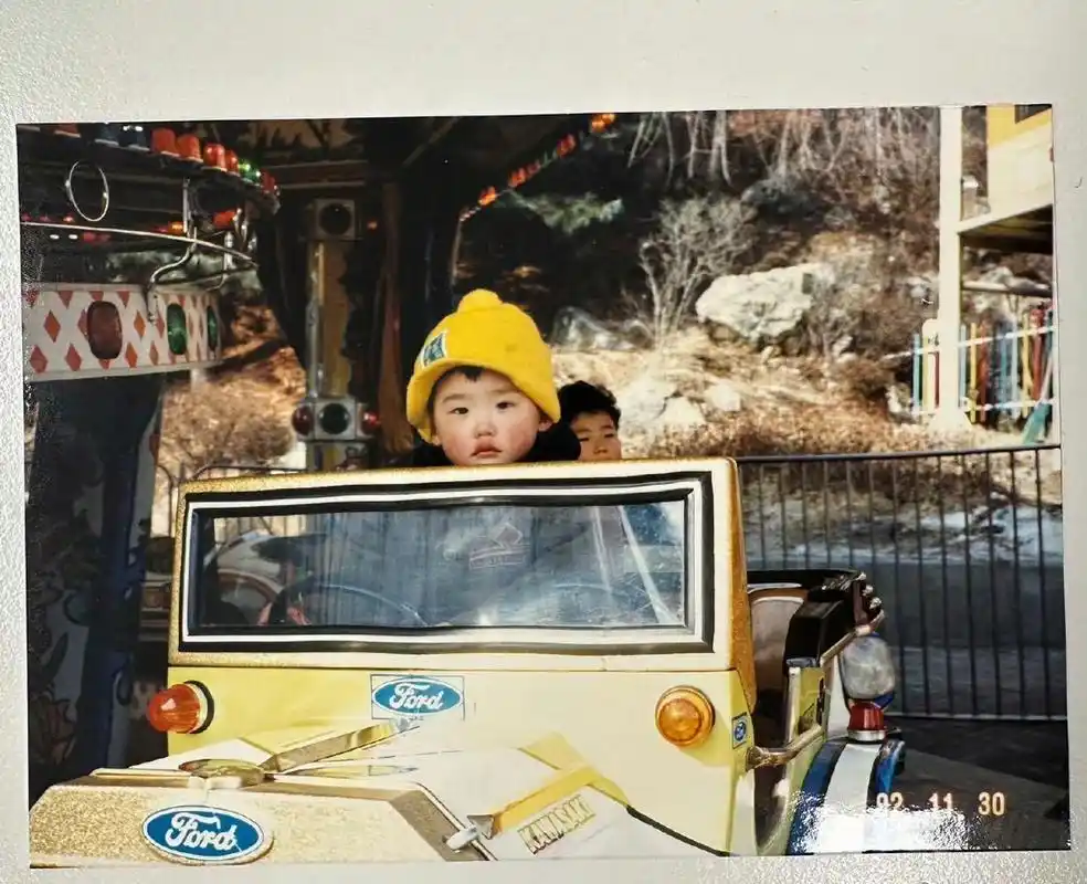 李钟硕社交平台晒童年照  李钟硕在社交平台分享童年照,你觉得可爱吗?