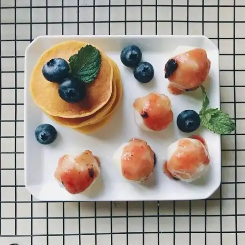 铁棍山药,蓝莓若干步骤:山药去皮蒸熟压成泥→揉成球摆盘