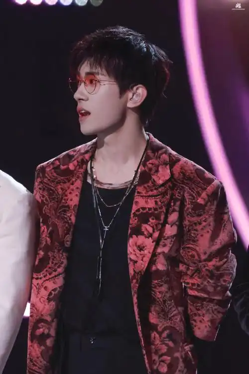 易烊千玺二三逢时戢鳞风起##易烊千玺 限定玫瑰