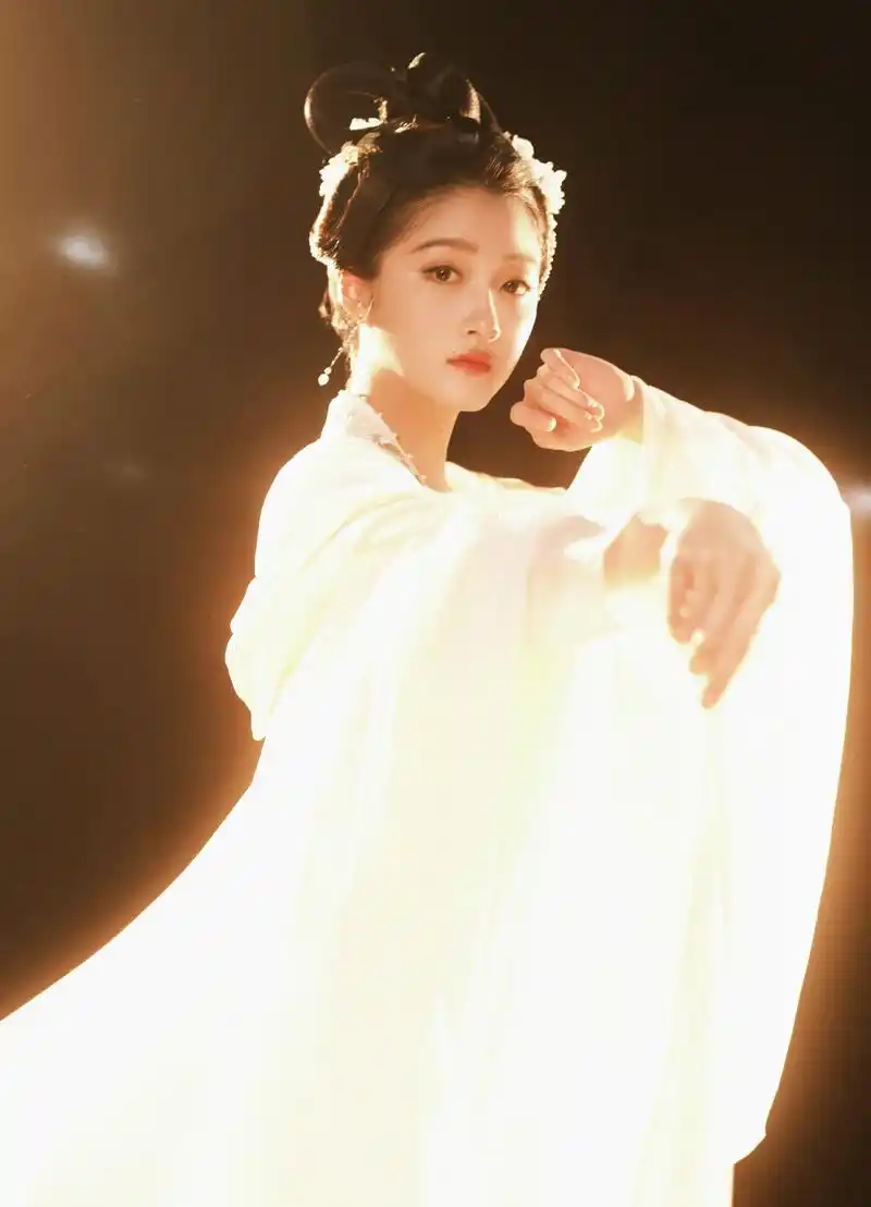 关晓彤古风大片释出穿白衣唯美又动人