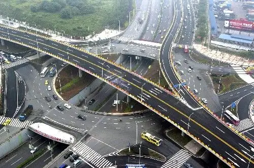 重庆三层定向式立交桥投入使用