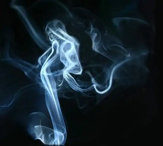 3,香烟里的爱像是吸到肺里的情,留在心里的唯有伤!