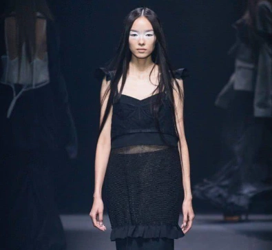 "国模之光"孙菲菲,纽约走秀连摔三次惹争议,将成下一个奚梦瑶?