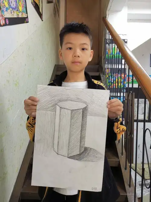 10.24四年级素描教学《临摹:八棱柱体》