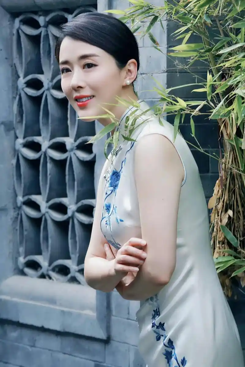 颜丹晨不愧是"最美嫦娥姐姐",穿旗袍婀娜窈窕,身材比例太优越