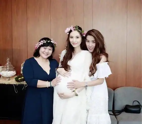 即将临盆的吴佩慈肚大如箩 四肢依旧纤细