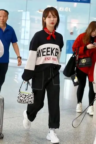 杨紫太有小姑娘样了,一身休闲装随性又自然,不像快30岁的人