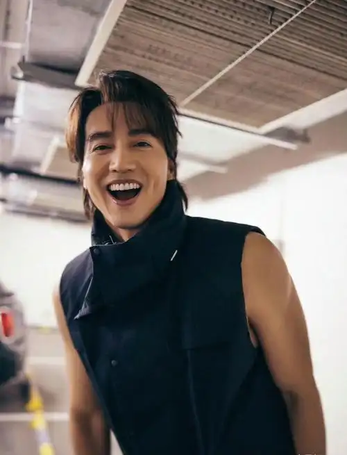 言承旭最新氛围感随拍心动指数满分成熟帅气的男性魅力