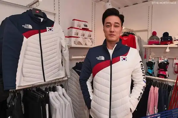 「国家级画报」苏志燮现身挺冬奥 长版羽绒衣竟盖不到膝盖