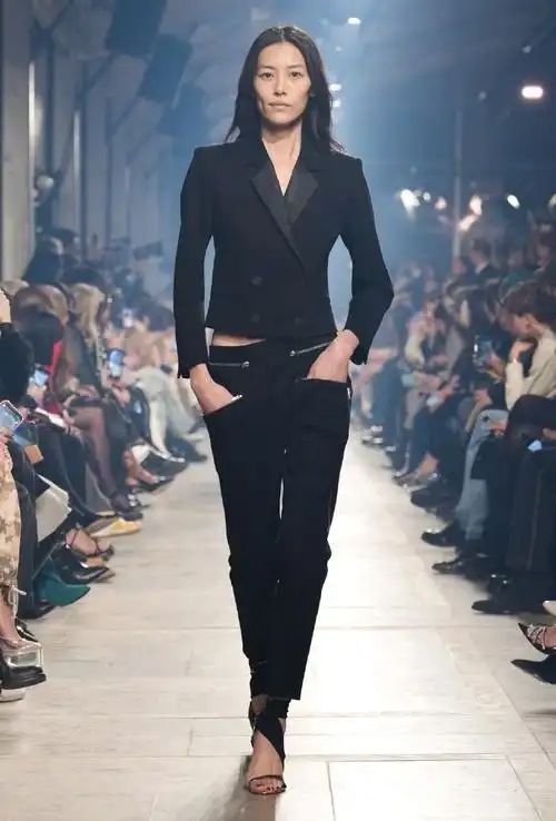 刘雯回归巴黎时装周,首日连走3634373039383330