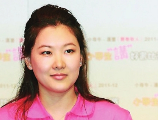 42岁伏明霞近况,为嫁老头不惜与父母断绝关系,今为丈夫拼4胎_腾讯新闻