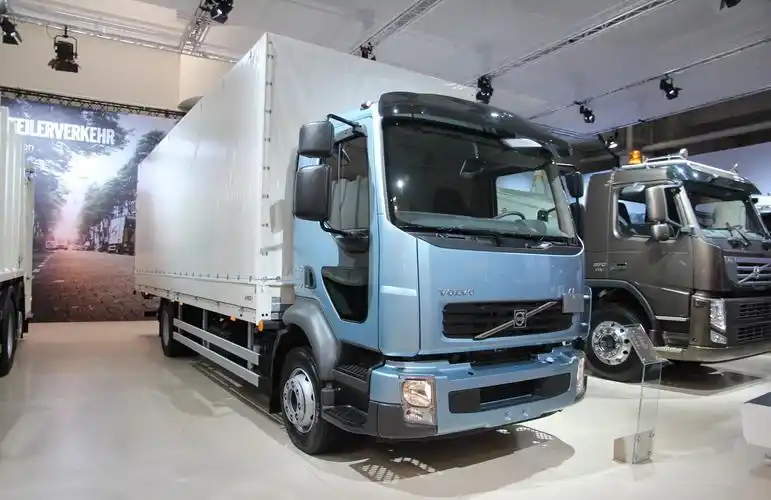 沃尔沃 fl系列 240马力 4x2 厢式载货车