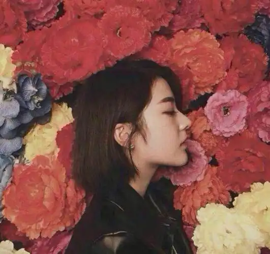 闻花香女生唯美图片