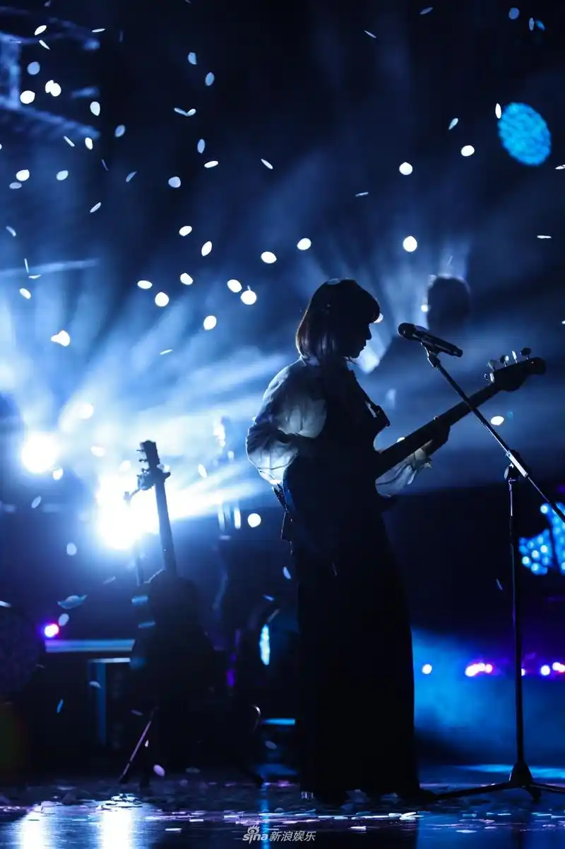组图:谢春花生日举办演唱会 舞台上自弹自唱身材高挑