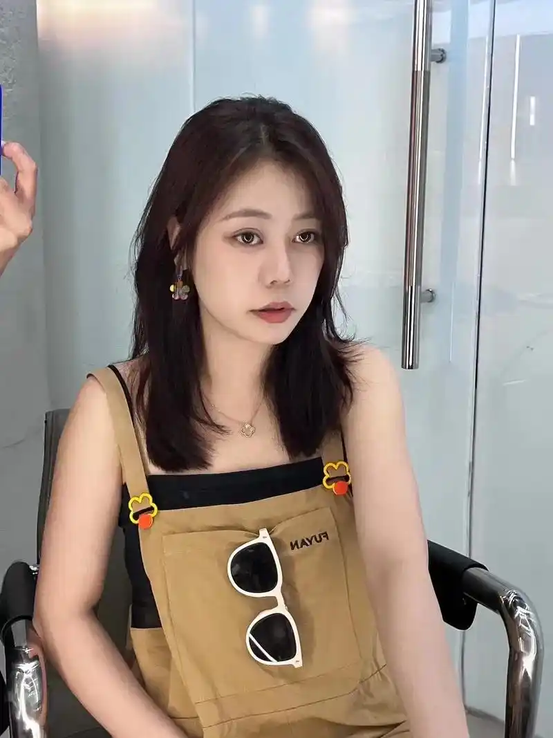 巧克力色,咖啡色很清爽自然的感觉,也是无敌显白 - 抖音