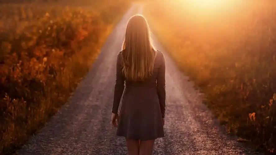 道路,黎明,郊外,美女,背影,唯美意境壁纸