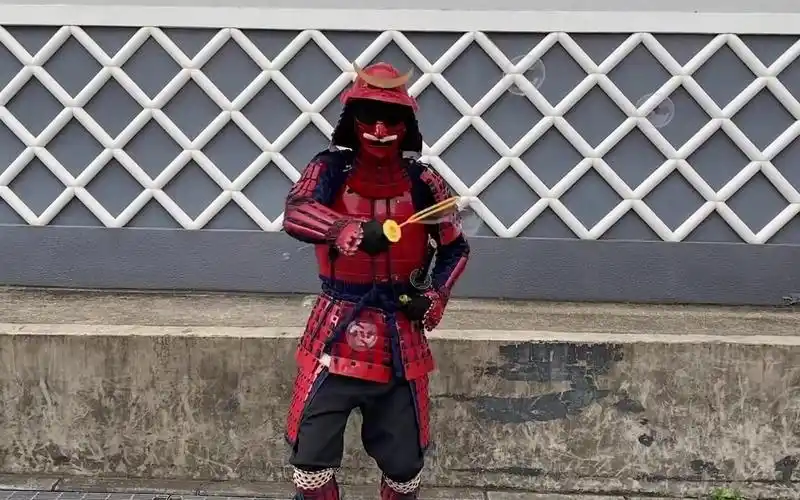 【恶搞】日本武士街头拔刀吓坏路人#2