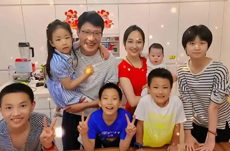 原创于震47岁生日晒家庭合影两夫妻4儿2女孩子这么多压力不大吗