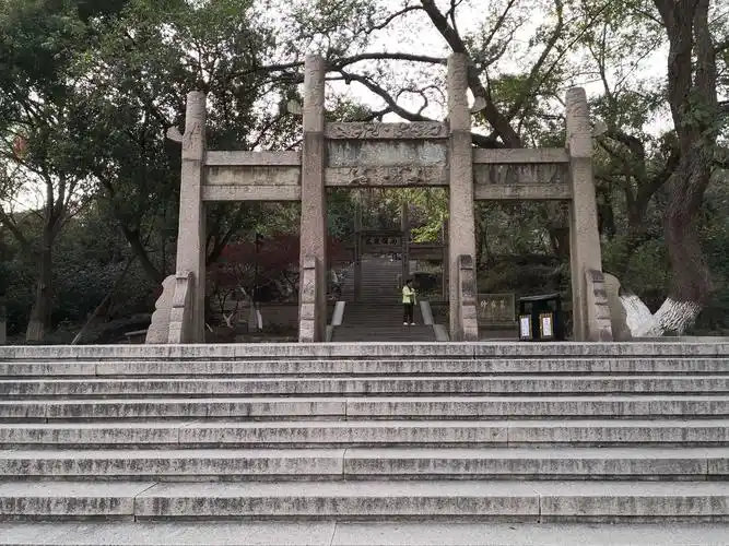 仲雍墓位于虞山东麓,和言子墓相邻,墓区占地约2160平方米,距今3000余